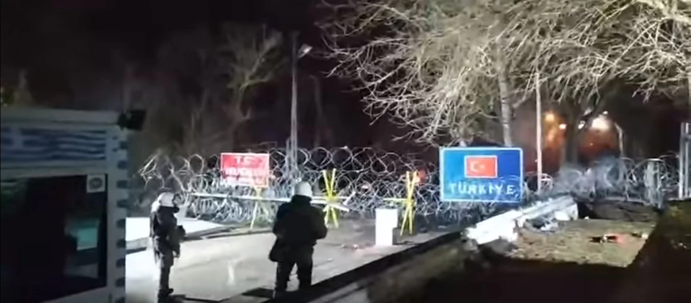 Έλληνες έξω από το τουρκικό προξενείο της Ρόδου: «Εβρο κρατήσου είμαστε μαζί σου» (βίντεο)